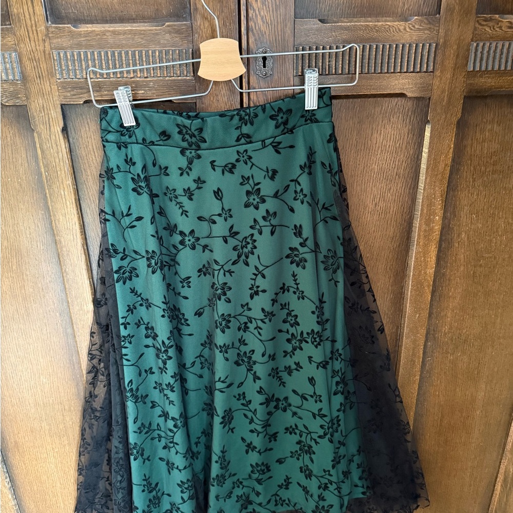 Chic Green and Black Floral A-Line Skirt